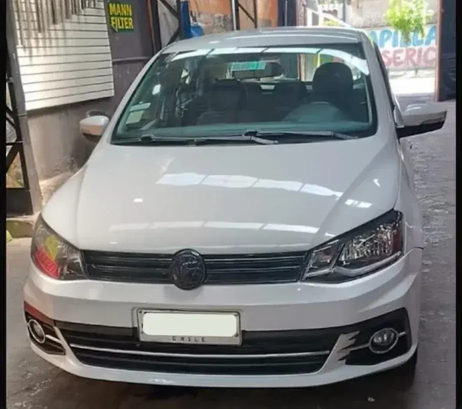 Después: el mismo Volkswagen con el frente reparado y pintado