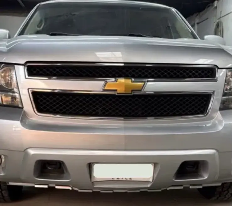 Frente de una Chevrolet Tahoe plateada