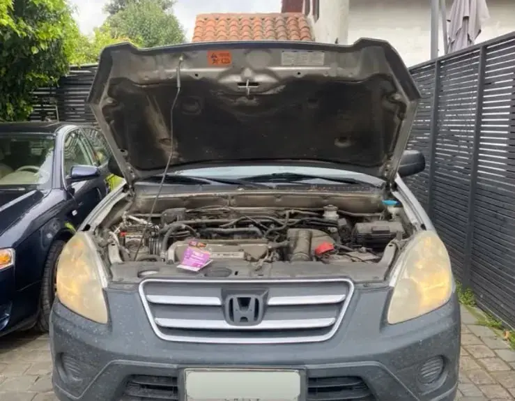 Honda con el capó abierto durante un trabajo eléctrico