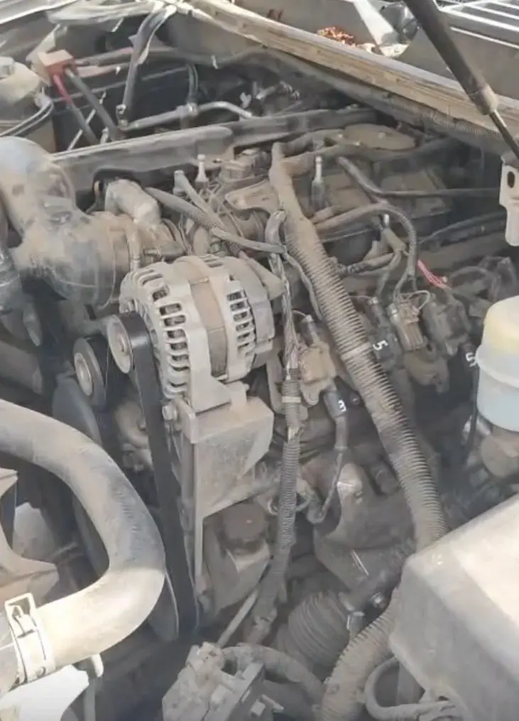 Motor de una Chevrolet Tahoe con el capó abierto
