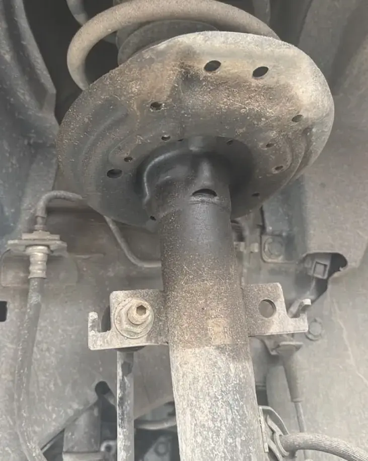 Amortiguador y resorte delantero de un Nissan Qashqai