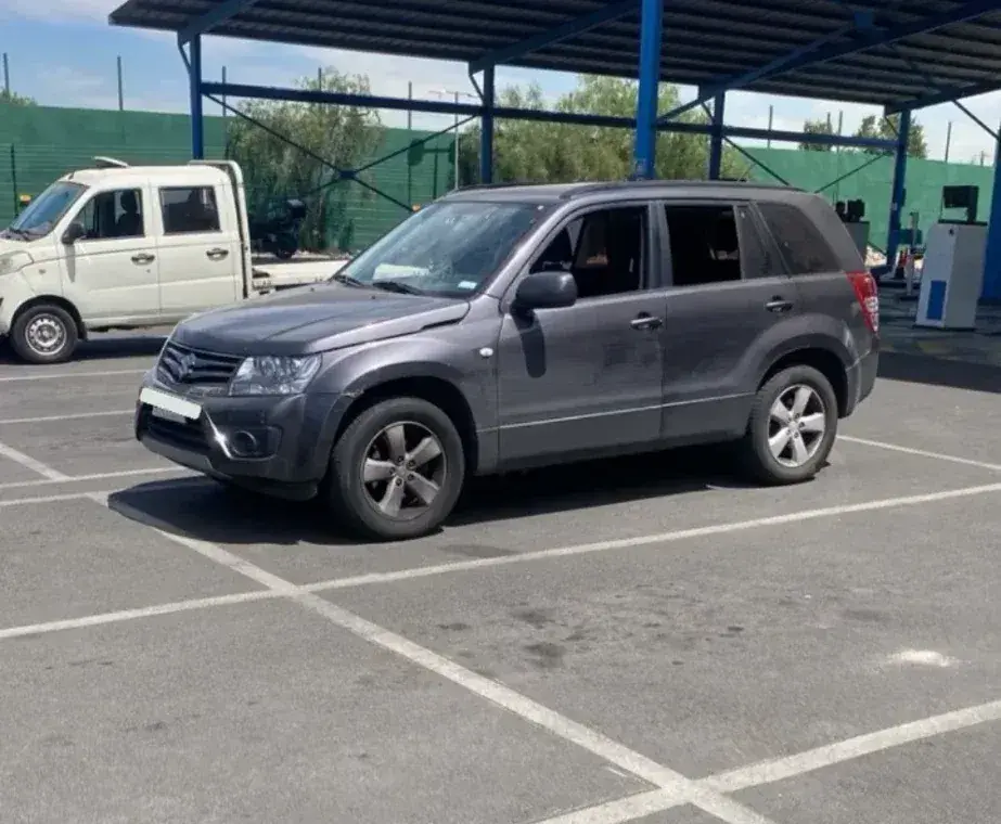 Suzuki gris en la planta de revisión técnica